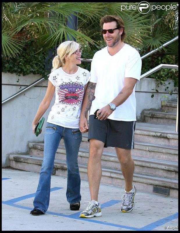 Tori Spelling, toujours maigrissime, dans les rues de Los Angeles avec son chéri : on tire la sonnette d'alarme ! Il faut faire quelque chose...