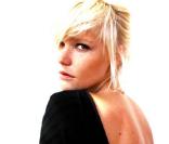 Micky Green : Vénéneuse dans le clip de son excellent nouveau single, True Love !
