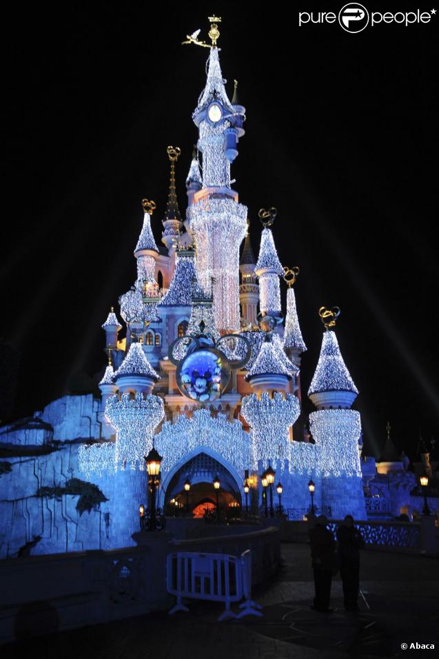 Disneyland Paris se prépare à fêter Noël comme il se doit. Admirez la décoration féérique déjà mise en place.  