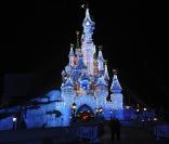 Disney s'apprête à fêter Noël en grande pompe : les décorations sont déjà en place. Mickey et ses amis sont prêts à accueillir tous les enfants... et les adultes qui ont gardé leur âme d'enfant !