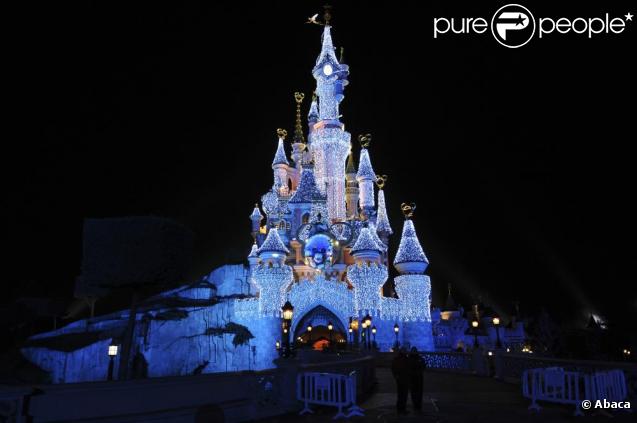Disney s'apprête à fêter Noël en grande pompe : les décorations sont déjà en place. Mickey et ses amis sont prêts à accueillir tous les enfants... et les adultes qui ont gardé leur âme d'enfant !