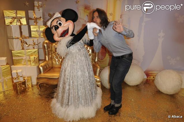 En vrai gentleman, Bob Sinclar fait le baise-main à Minnie, qui, aux dernières nouvelles, était toujours en couple avec Mickey !
