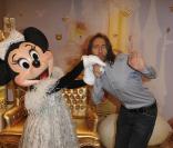 Bob Sinclar n'a pas perdu son âme d'enfant : regardez comme il est ravi de prendre la pose avec la charmante Minnie !