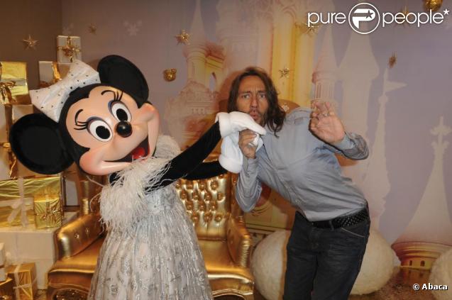 Bob Sinclar n'a pas perdu son âme d'enfant : regardez comme il est ravi de prendre la pose avec la charmante Minnie !