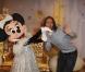 Bob Sinclar n'a pas perdu son âme d'enfant : regardez comme il est ravi de prendre la pose avec la charmante Minnie !