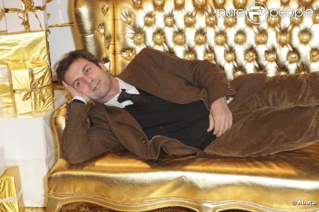 Frédéric Taddeï, animateur de  Ce soir ou jamais  sur France 3, a-t-il décidé de faire un petit somme ? Eh voilà ce qui arrive quand on présente des émissions jusqu'à pas d'heure !