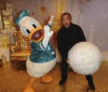 Sacré Nikos : il n'en manque pas une ! Le voilà en train de taquiner ce pauvre Donald, menaçant même de lui catapulter une boule de neige géante en plein dans le bec...