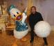 Sacré Nikos : il n'en manque pas une ! Le voilà en train de taquiner ce pauvre Donald, menaçant même de lui catapulter une boule de neige géante en plein dans le bec...