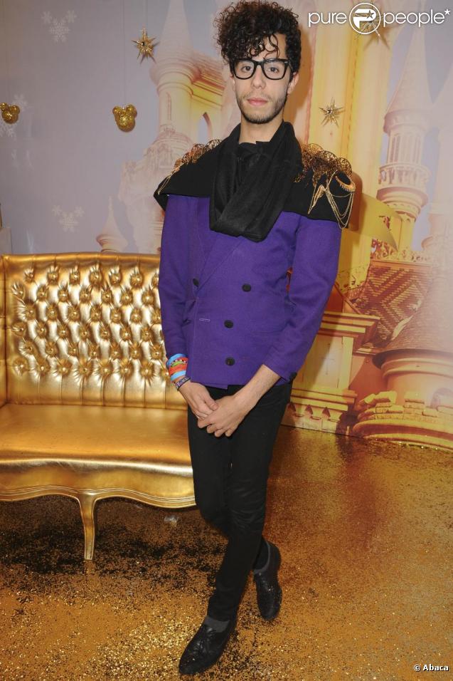 Le dandy de la pop française, Sliimy, a quitté son univers coloré pour investir l'univers pailleté de Disney.