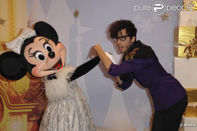 Sliimy serait-il en pleine séance de drague avec la célèbre souris ? Oops !