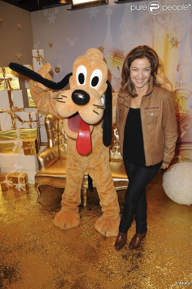 Claire Barsacq se sent comme un poisson dans l'eau au sein de Disney family... Serait-elle sur le point d'adopter Pluto ?