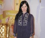 Au milieu des boules de neige géantes, Shannen Doherty ne semble pas vraiment frigorifiée...  Good for her ! 