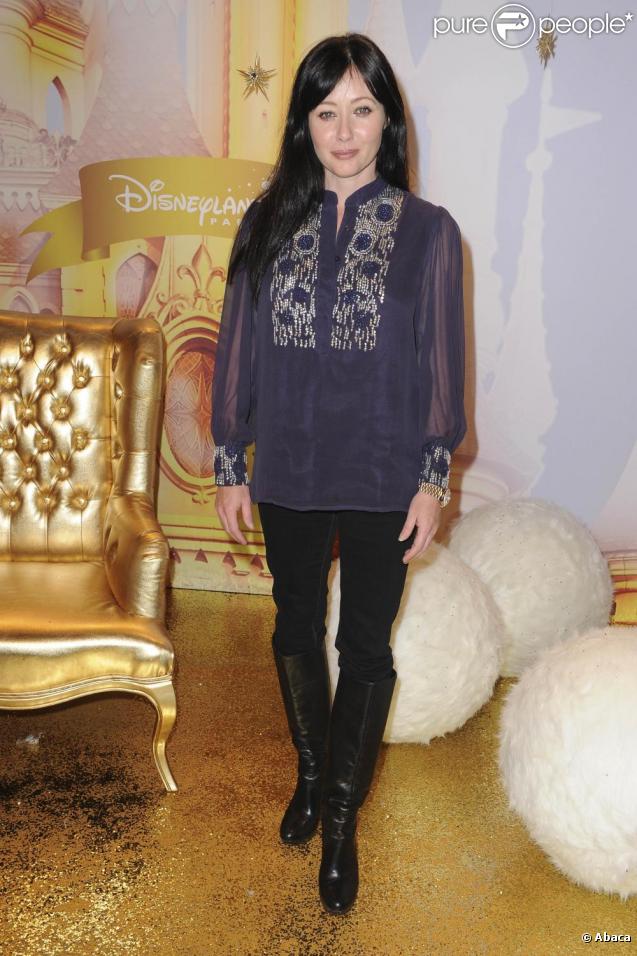 Au milieu des boules de neige géantes, Shannen Doherty ne semble pas vraiment frigorifiée...  Good for her ! 