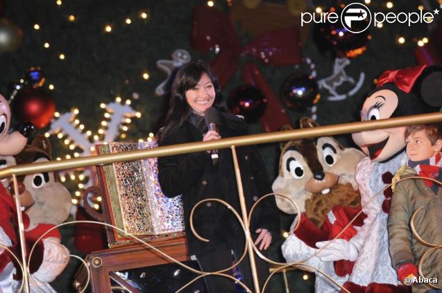 Shannen Doherty découvre toute la petite bande de Disneyland Paris : Tic et Tac et leurs acolytes lui réservent un accueil chaleureux.