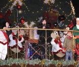 Shannen Doherty a fait partie intégrante de la parade d'ouverture des festivités de Noël à Disneyland Paris.
