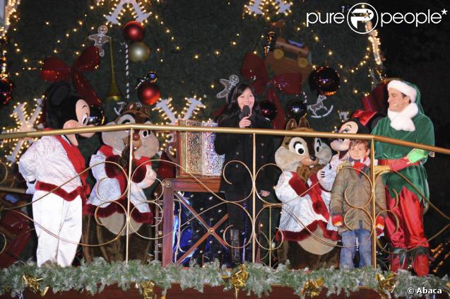 Shannen Doherty a fait partie intégrante de la parade d'ouverture des festivités de Noël à Disneyland Paris.