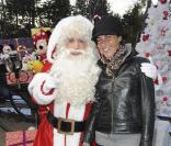 Attention, moment historique : Alessandra Sublet rencontre le Père Noël ! Un moment qui restera à jamais gravé dans sa mémoire.