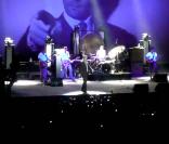 Morrissey se prend une bouteille d'eau en pleine tête pendant son concert à Liverpool, le 7 novembre 2009.