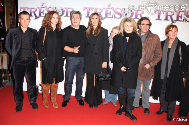 Toute l'équipe du film, lors de l'avant-première de  Trésor , au Gaumont Opéra, à Paris, le 9 novembre 2009.