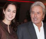 Alain Delon et sa fille Anouchka, lors de l'avant-première de  Trésor , au Gaumont Opéra, à Paris, le 9 novembre 2009.