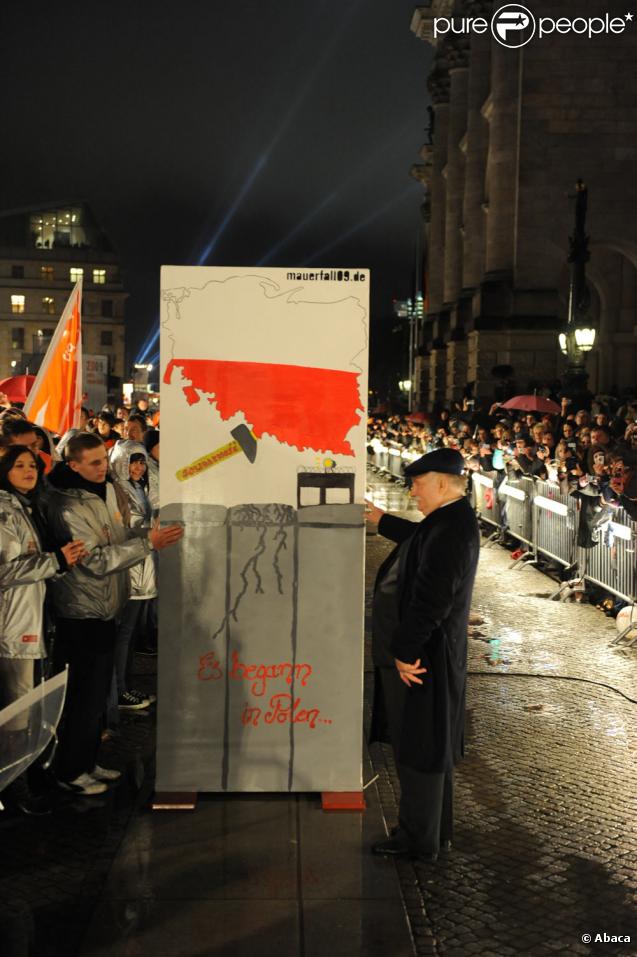Lech Walesa va détruire le mur symbolique 
