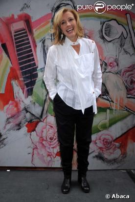 Emma Thompson inaugure l'exposition  Journey  à New York aurpès du maire Michael Bloomberg et Helen Bamber, le 10 novembre 2009.
