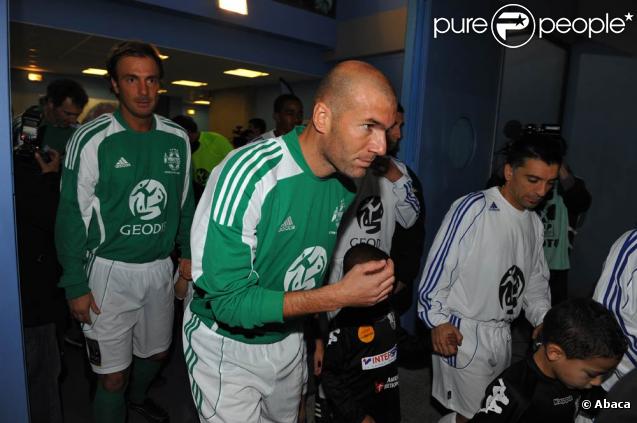 Zinedine Zidane, à l'occasion du match de foot opposant le Variétés Club de France à une sélection de Geodis, au stade de la Licorne, à Amiens, le 10 novembre 2009.