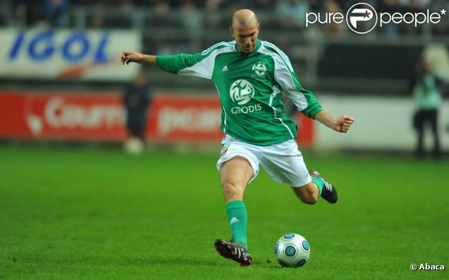 Zinedine Zidane, à l'occasion du match de foot opposant le Variétés Club de France à une sélection de Geodis, au stade de la Licorne, à Amiens, le 10 novembre 2009.