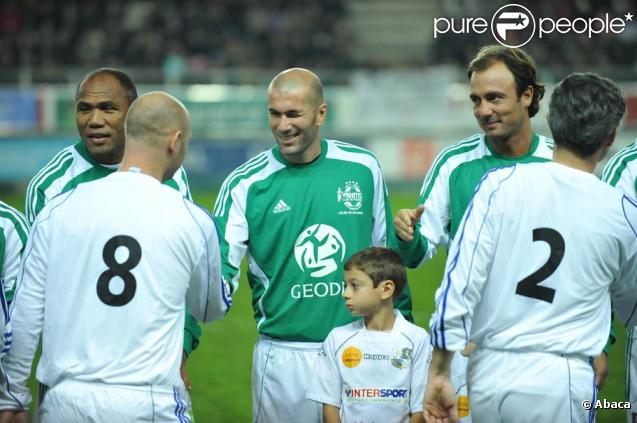 Antoine Kombouaré, Zinedine Zidane et Christophe Dugarry, à l'occasion du match de foot opposant le Variétés Club de France à une sélection de Geodis, au stade de la Licorne, à Amiens, le 10 novembre 2009.