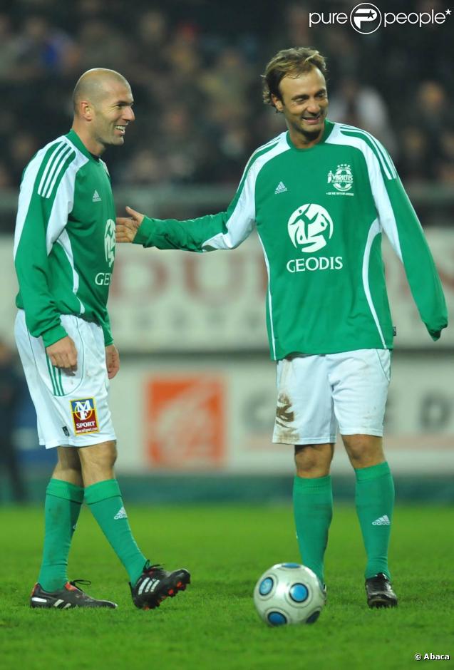 Zinedine Zidane et Christophe Dugarry, à l'occasion du match de foot opposant le Variétés Club de France à une sélection de Geodis, au stade de la Licorne, à Amiens, le 10 novembre 2009.
