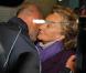 Bernadette Chirac est fan de Zidane et... l'embrasse avec le plus grand plaisir, devant Dugarry, Deschamps, Blanc et Papin !
