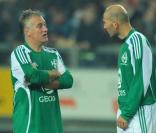 Didier Deschamps et Zinedine Zidane, à l'occasion du match de foot opposant le Variétés Club de France à une sélection de Geodis, au stade de la Licorne, à Amiens, le 10 novembre 2009.