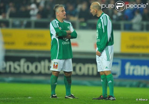Didier Deschamps et Zinedine Zidane, à l'occasion du match de foot opposant le Variétés Club de France à une sélection de Geodis, au stade de la Licorne, à Amiens, le 10 novembre 2009.