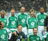 Zinedine Zidane au sein des joueurs du Variétés, à l'occasion du match de foot opposant le Variétés Club de France à une sélection de Geodis, au stade de la Licorne, à Amiens, le 10 novembre 2009.