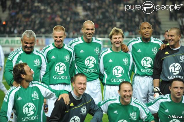 Zinedine Zidane au sein des joueurs du Variétés, à l'occasion du match de foot opposant le Variétés Club de France à une sélection de Geodis, au stade de la Licorne, à Amiens, le 10 novembre 2009.