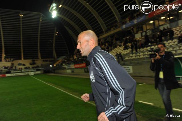 Zinedine Zidane, à l'occasion du match de foot opposant le Variétés Club de France à une sélection de Geodis, au stade de la Licorne, à Amiens, le 10 novembre 2009.