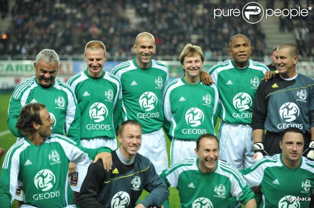 Zinedine Zidane et ses copains au sein du Variétés Club de France, à l'occasion du match de foot opposant le Variétés Club de France à une sélection de Geodis, au stade de la Licorne, à Amiens, le 10 novembre 2009.