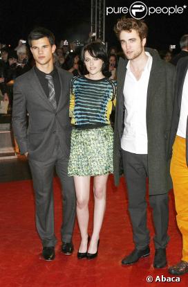 Taylor Lautner, Kristen Stewart et Robert Pattinson, à l'occasion de la Fan Party consacrée à  Twilight , à Battersea Evolution, à Londres, le 11 novembre 2009.