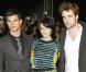 Kristen Stewart est jolie entre Robert Pattinson et Taylor Lautner... mais son styliste mérite la prison !