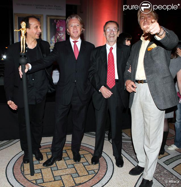 Le créateur Sign7, le commisaire-priseur Georges Delletrez (qui tient la frimousse de Sign7), Jacques Hintzy (Président de l'UNICEF France) et l'autre commisaire-priseur Pierre Cornette de Saint-Cyr 