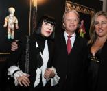 Chantal Thomass (derrière qui se trouve la Frimousse de Jeff Koons), Georges Delletrez et Cinthya Sarkis Perros 