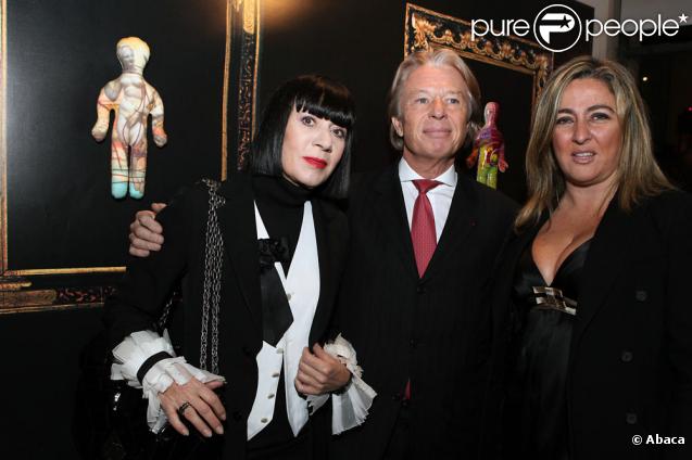Chantal Thomass (derrière qui se trouve la Frimousse de Jeff Koons), Georges Delletrez et Cinthya Sarkis Perros 