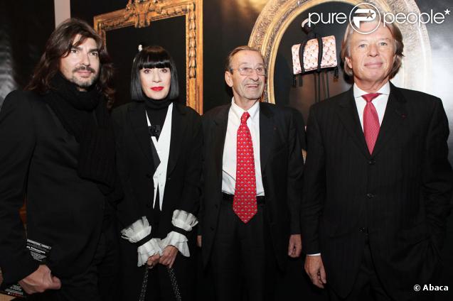 Stéphane Rolland, Chantal Thomass, Jacques Hintzy et Georges Delletrez au garde-à-vous : en rouge et noir ! 