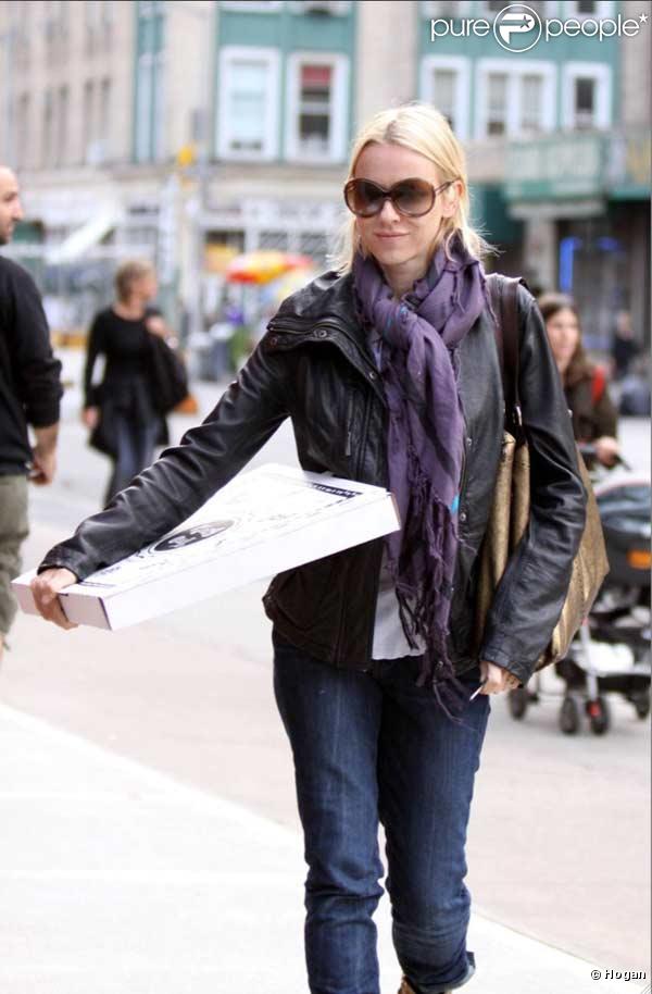 Naomi Watts a elle aussi succombé aux lunettes de soleil Hogan 