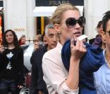 Avec son homme à ses côtés, ses lunettes Hogan et son étole en cashmere (Tank en vente chez Montaigne Market), Kate Moss peut affronter toutes les situations... 