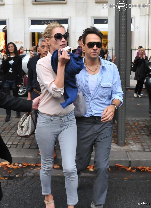 Avec son homme à ses côtés, ses lunettes Hogan et son étole en cashmere (Tank en vente chez Montaigne Market), Kate Moss peut affronter toutes les situations... 