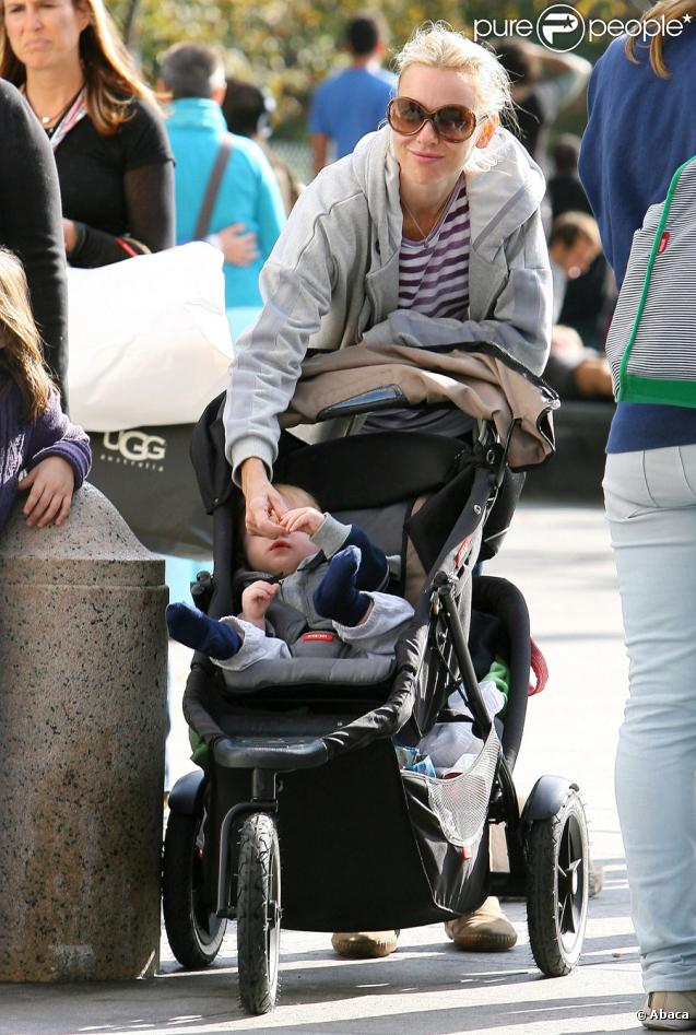 Naomi Watts ne sort plus de chez elle sans ses lunettes Hogan 