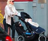 Naomi Watts : une maman chic et décontractée qui a toujours l'accessoire branché du moment ! 