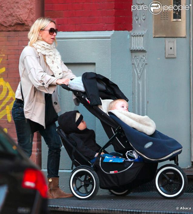 Naomi Watts : une maman chic et décontractée qui a toujours l'accessoire branché du moment ! 