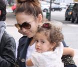 Jennifer Lopez cache son regard avec les lunettes Hogan, modèle Iconiques 2009/2010. Et sa petite Emme, elle en aura elle aussi un jour ? 
